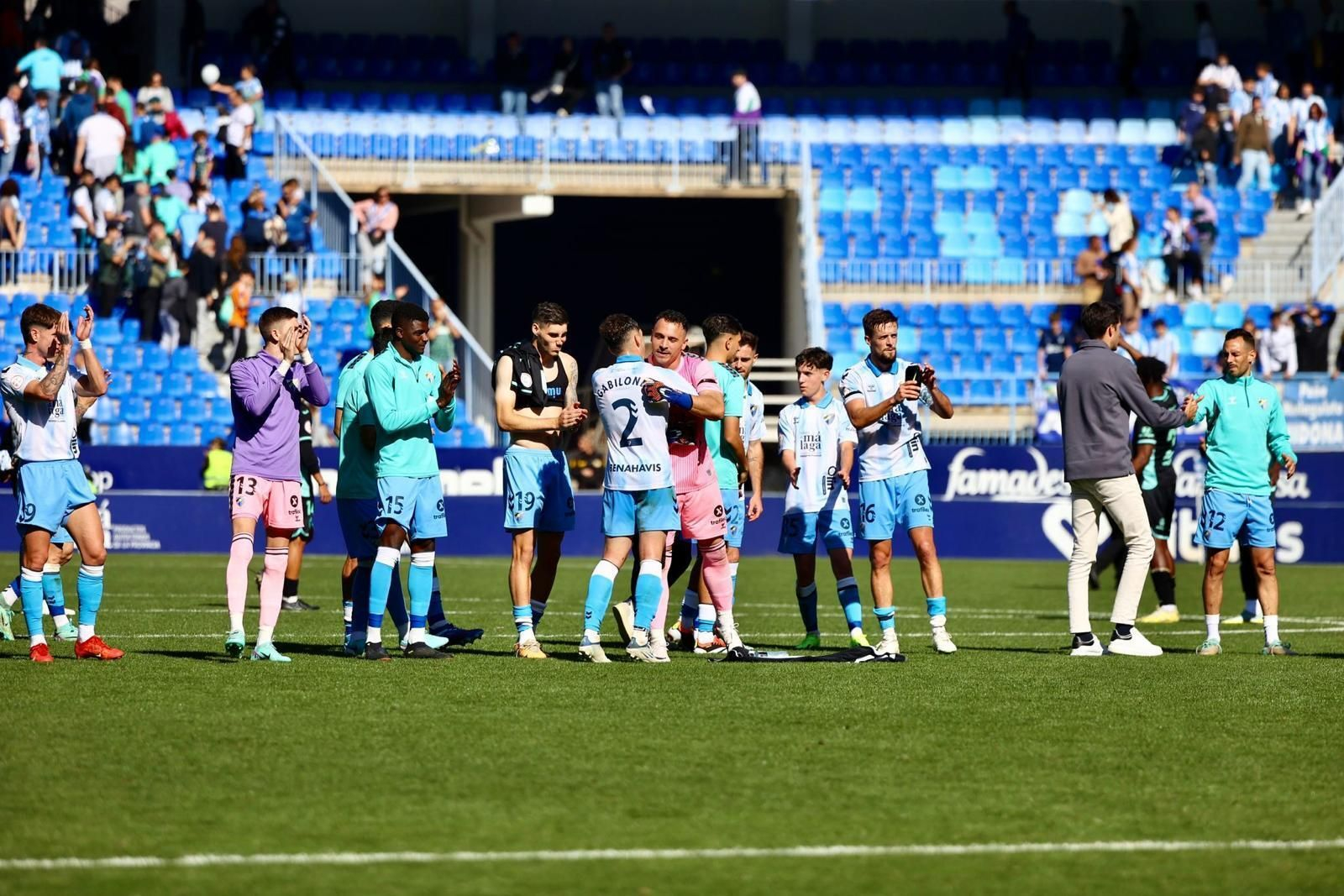 El Málaga CF celebra tras el partido. El Málaga CF celebra tras el partido.
