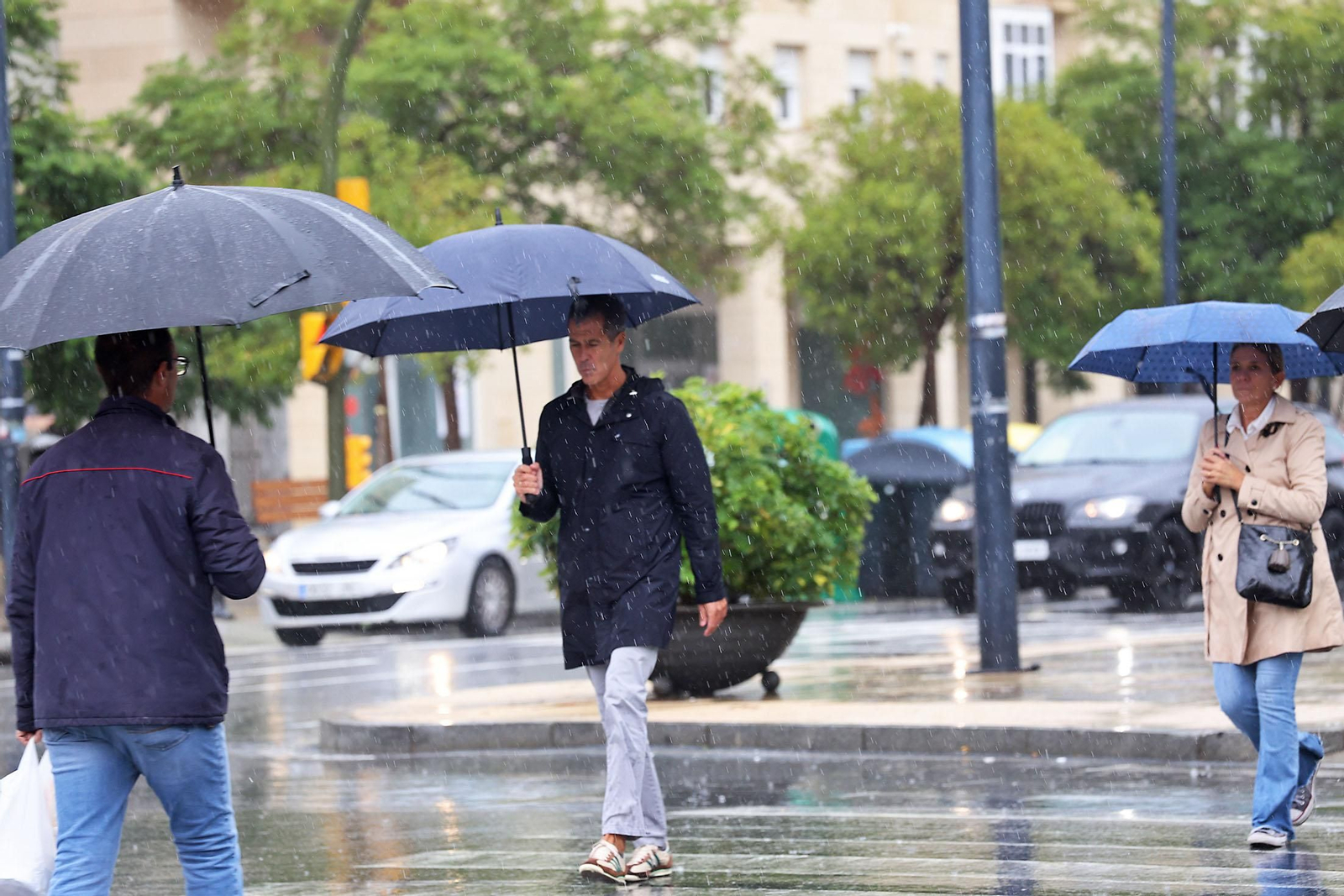 Imágenes de la lluviosa mañana de sábado en Huelva