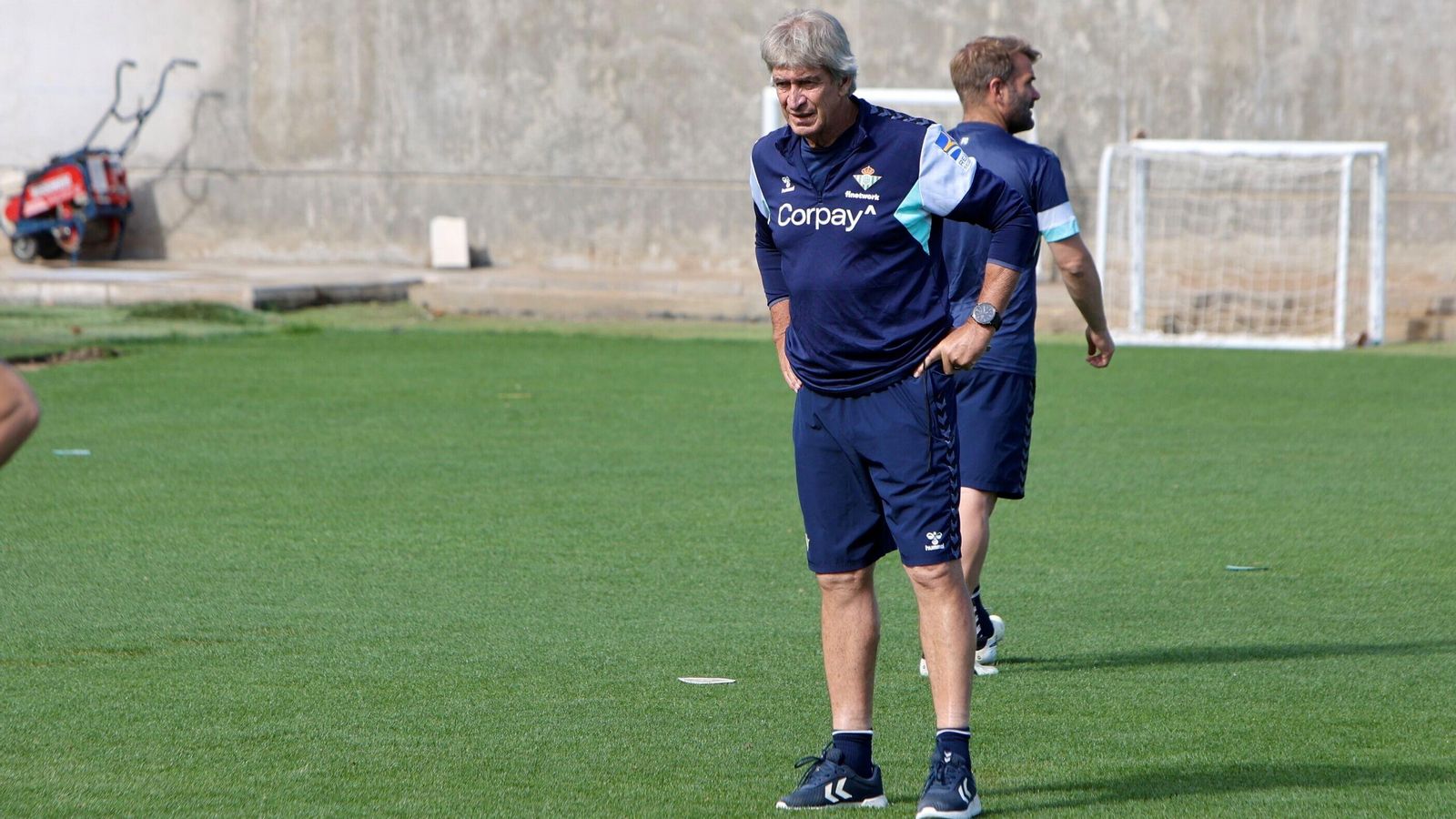 Pellegrini, en un entrenamiento del Betis en la ciudad deportiva.