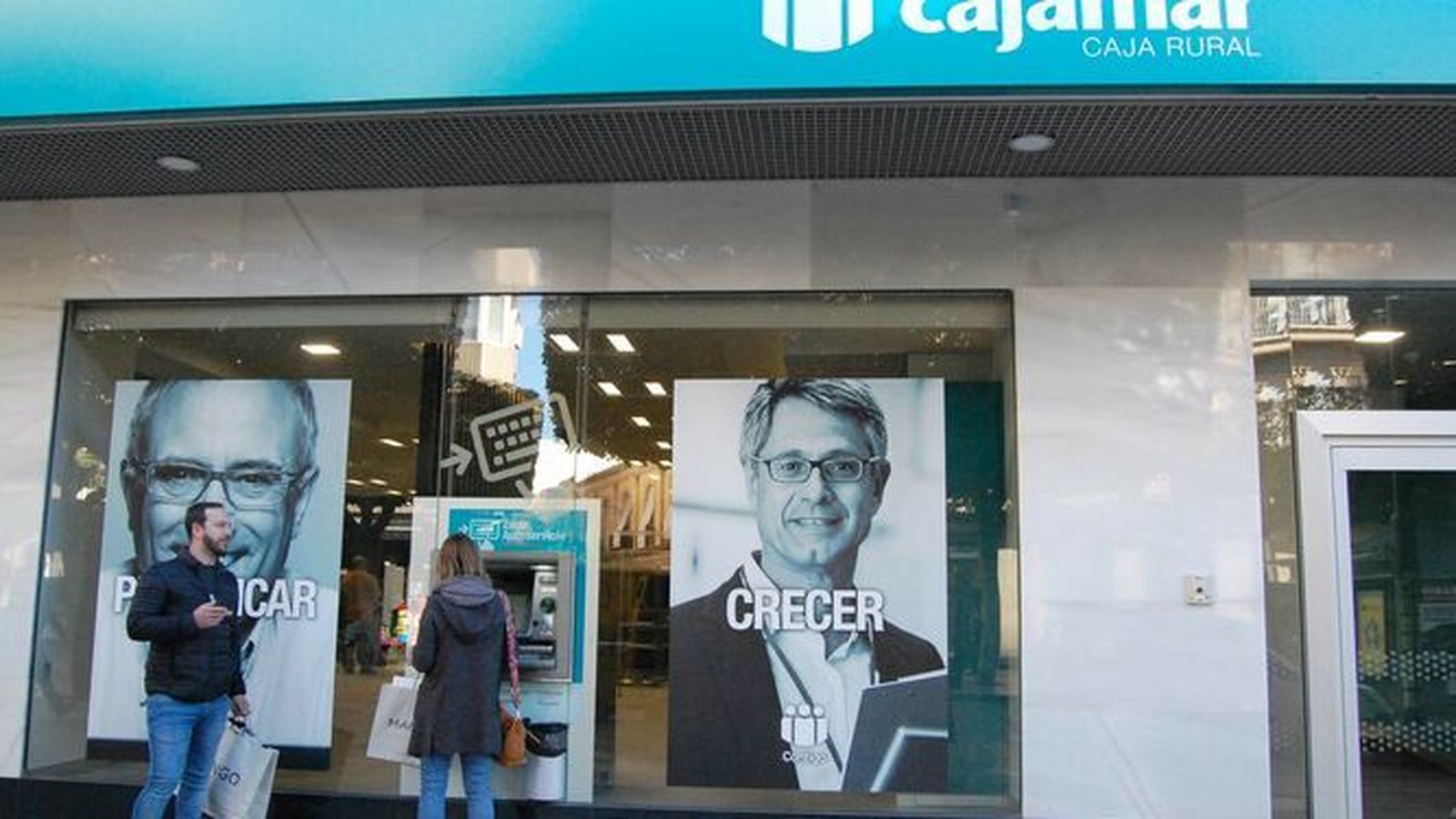 Desde Cajamar se recomienda a los clientes utilizar las tarjetas de débito y crédito como medio de pago.