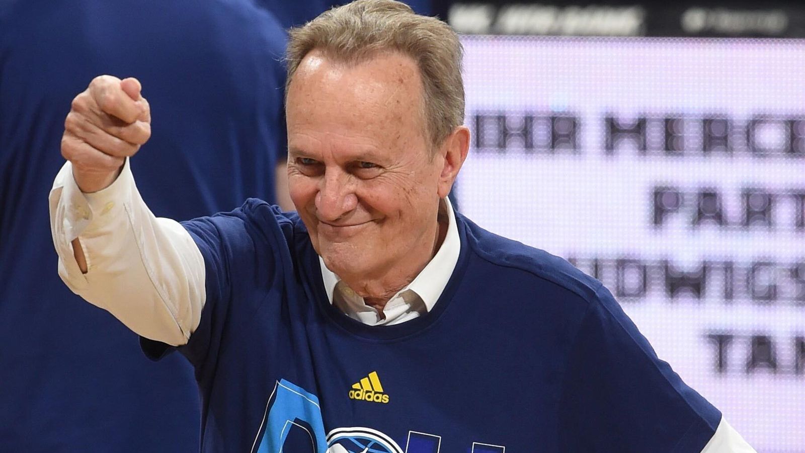 Aíto celebra la liga alemana ganada.