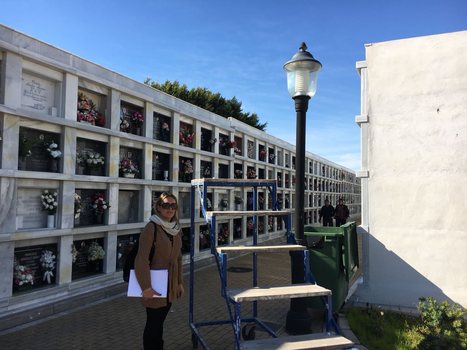 Lourdes García, en el camposanto.