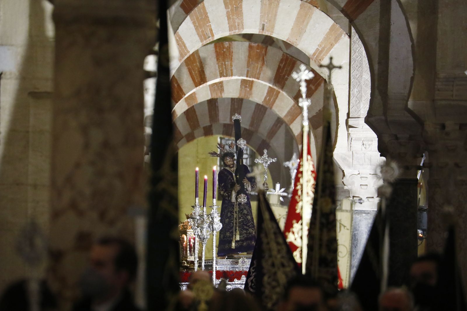 El vía crucis de las hermandades de Córdoba con el Señor del Calvario, en imágenes