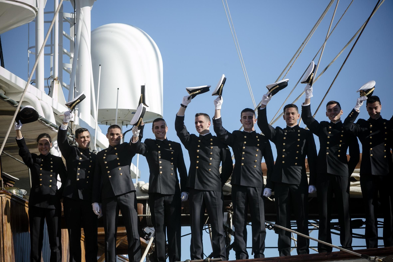 Elcano inicia su XCI crucero de instrucción en Cádiz