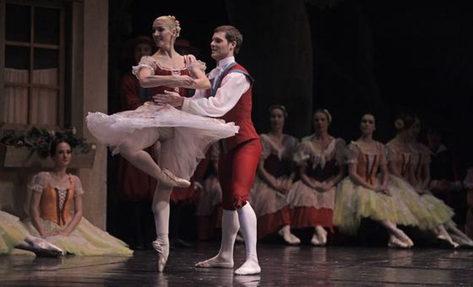 Imágenes de 'Giselle' en el Teatro de la Maestranza. / Antonio Pizarro