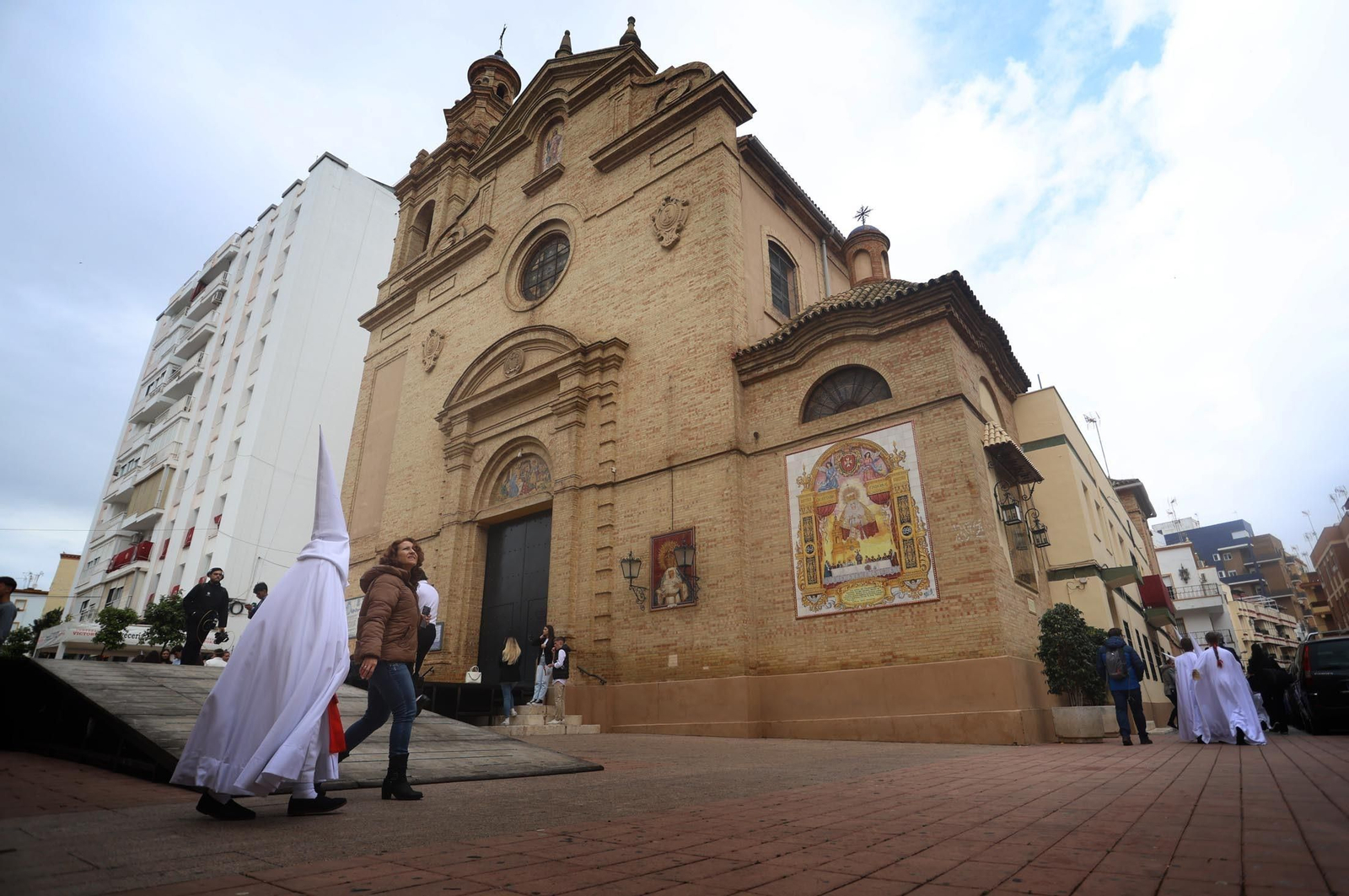 Las mejores imágenes del Lunes Santo en Huelva: Hermandad de las Tres Caídas