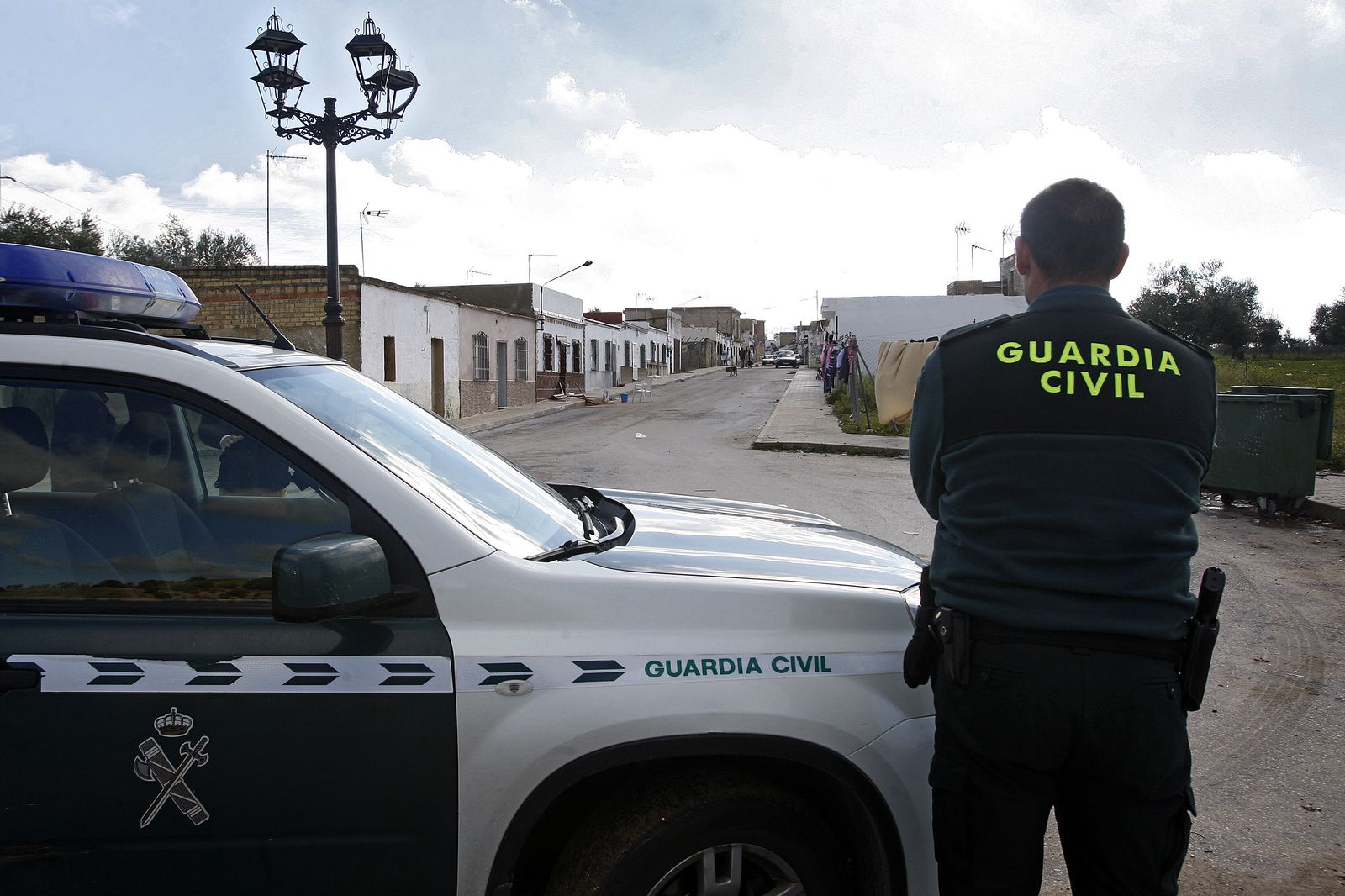 Un agente de la Guardia Civil vigilando uno de los barrios de Puerto Serrano.