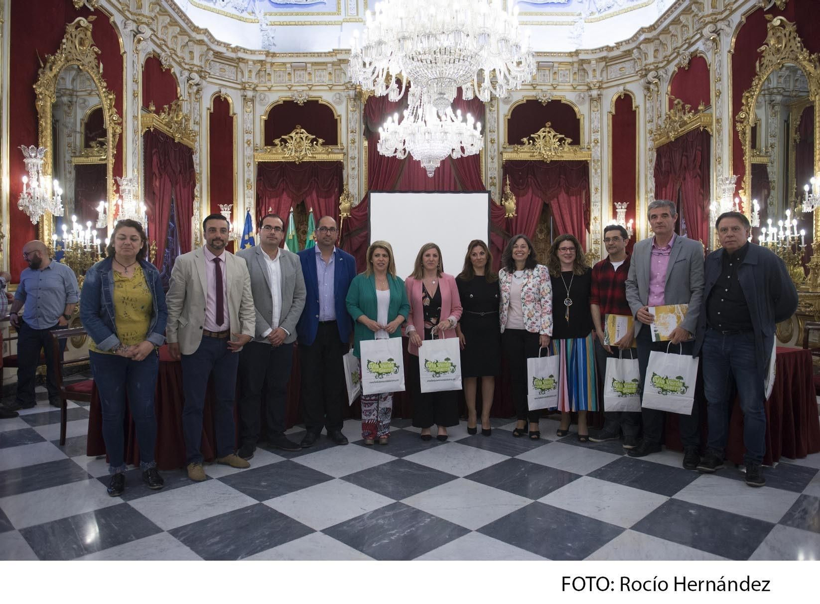 Las presidentas de Diputación y de la Fundación Vía Verde de la Sierra, ayer con los alcaldes de los municipios firmantes.
