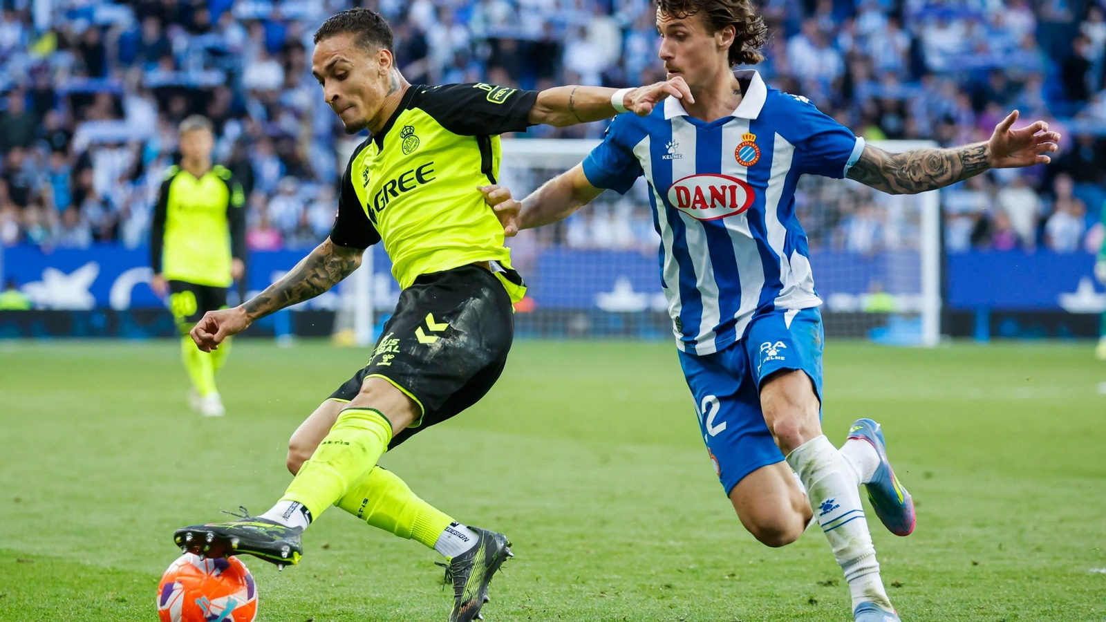 El defensa del Espanyol  Carlos Romero pelea un balón ante el bético Antony la pasada campaña.