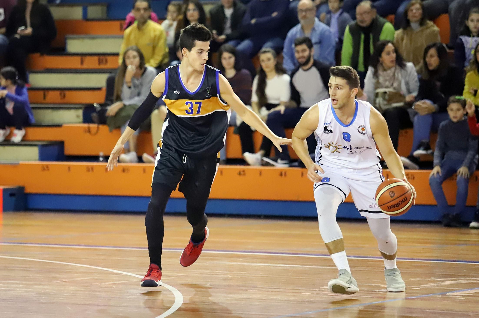 Cherdodolia, con el balón, durante el Huelva-ULB de la pasada temporada