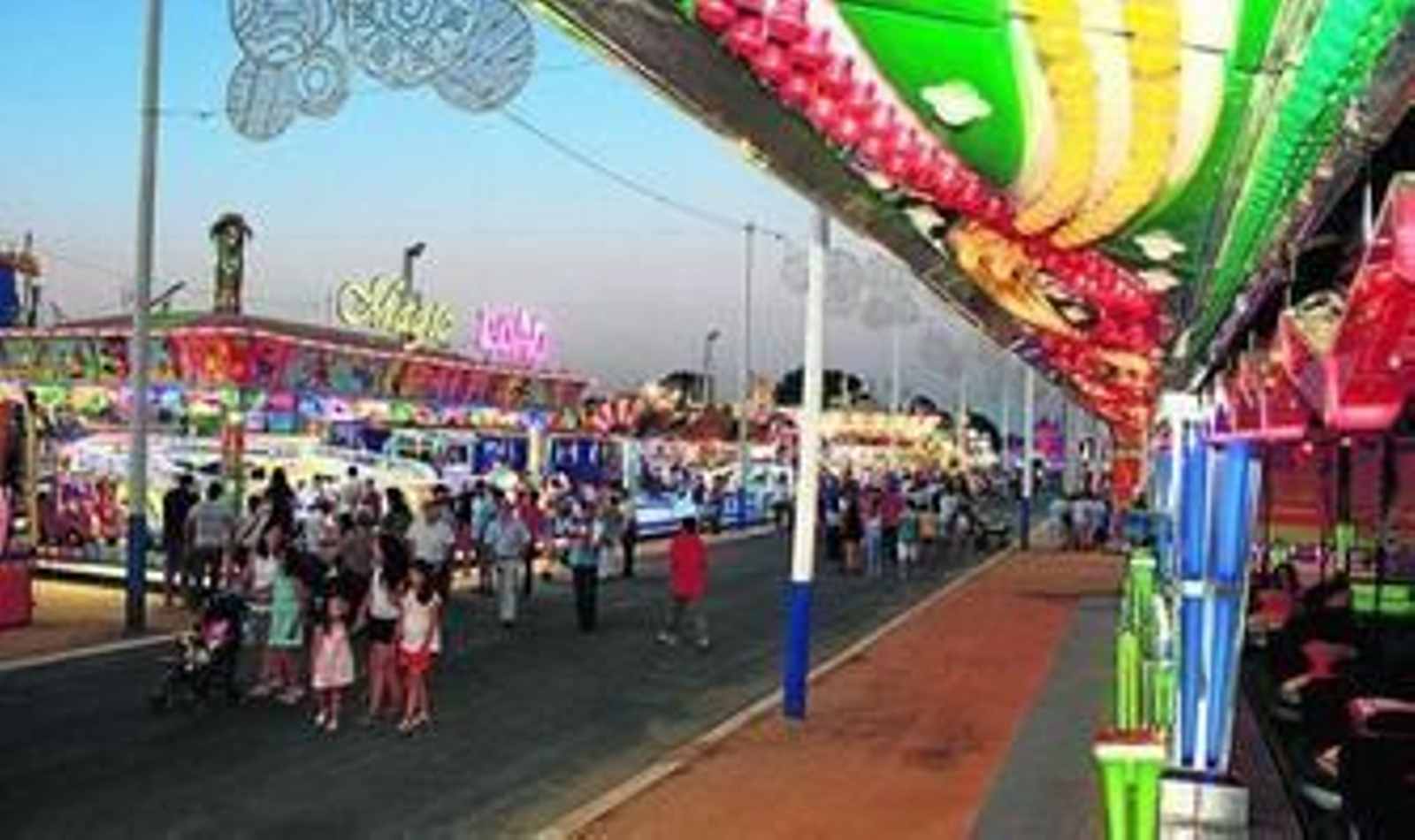 Algunas de las atracciones infantiles del recinto colombino que anoche recibieron la visita de los más pequeños.
