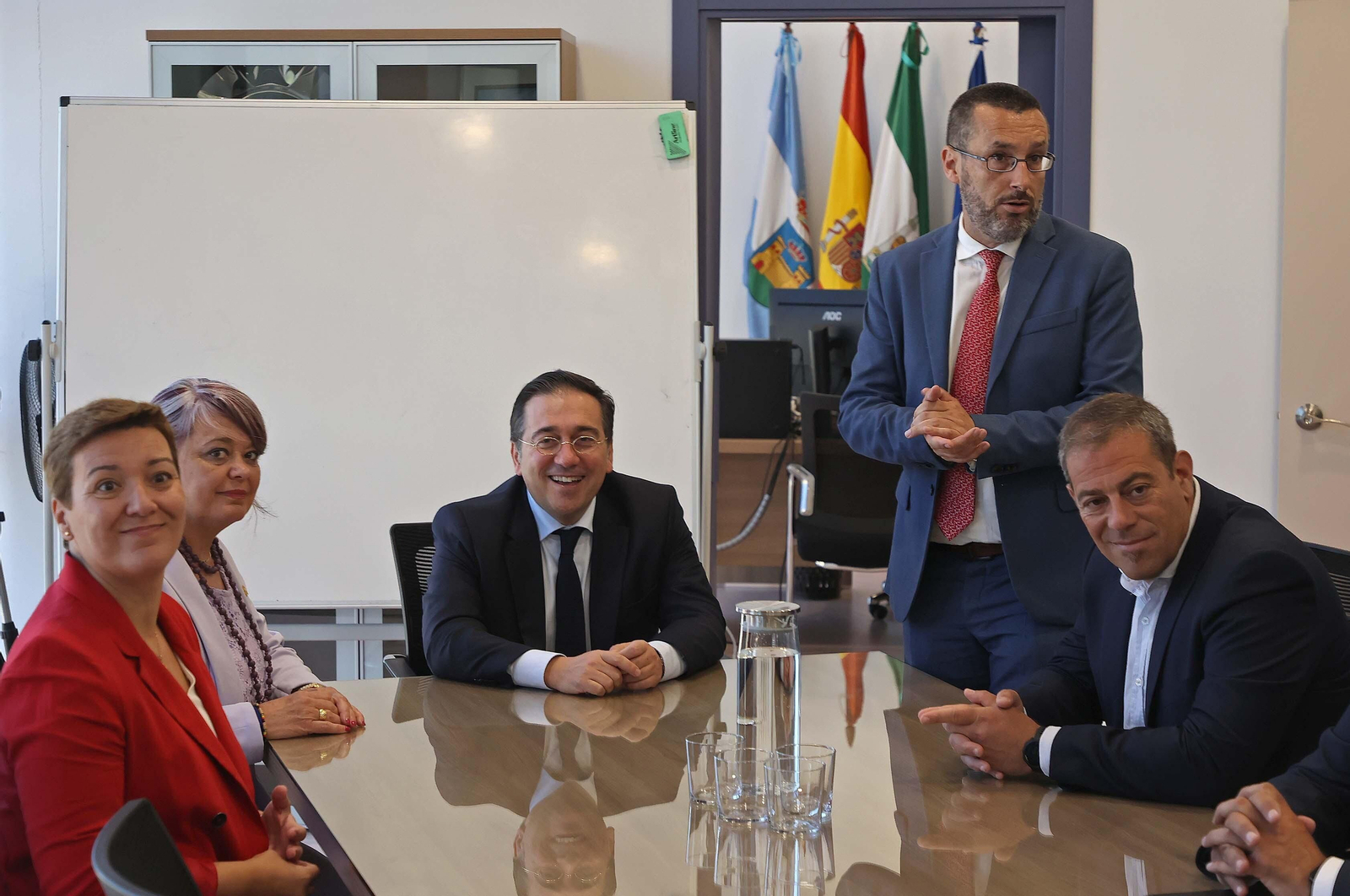 La reunión de José Manuel Albares con Juan Franco en el Ayuntamiento de La Línea, en imágenes
