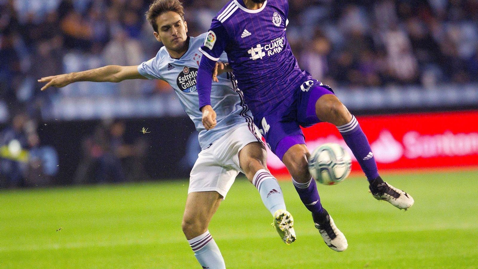 Joaquín le roba el balón a Dennis Suárez en un duelo ante el Celta