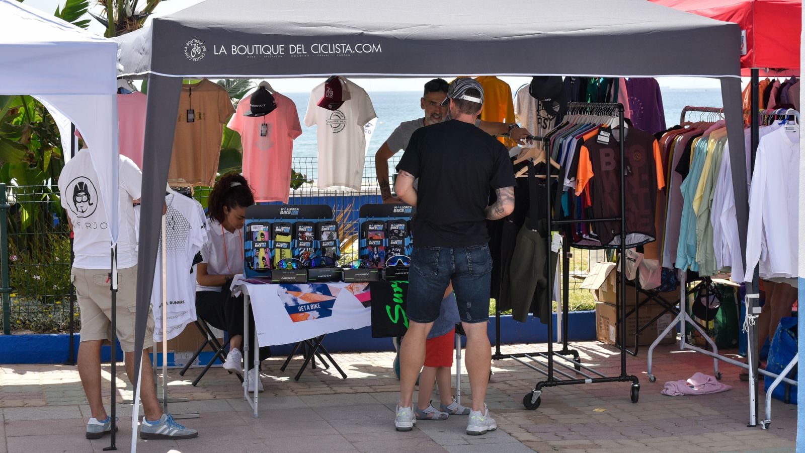 Las fotos del outlet solidario en Getares