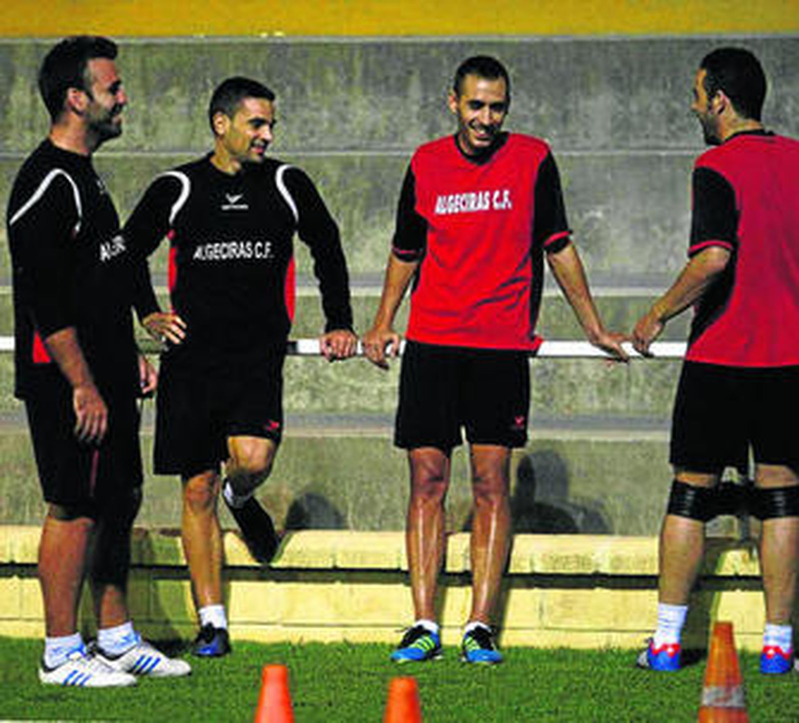 Jugadores del Algeciras bromean antes de un entrenamiento.