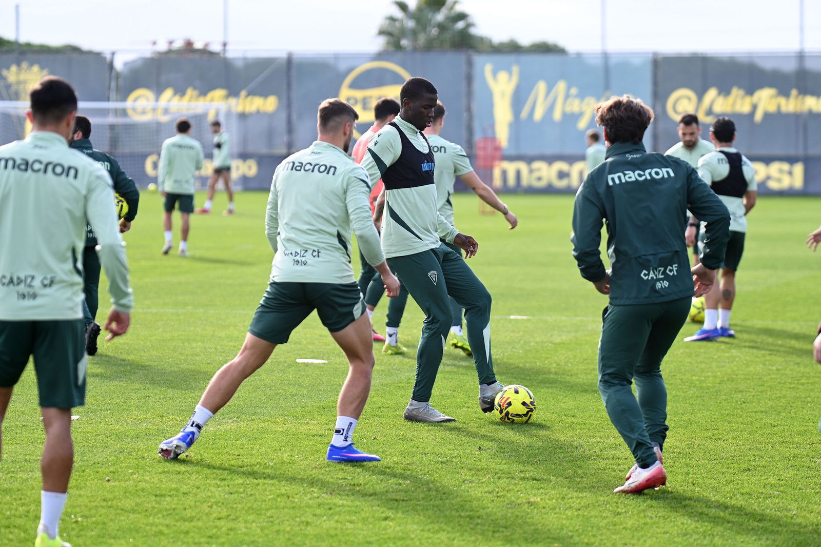 Entrenamiento del Cádiz el viernes en El Rosal.