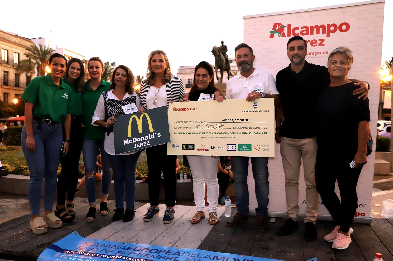Momento de la entrega del 'cheque' con el número de alimentos que Alcampo entregará a Afacesje y Siloé.