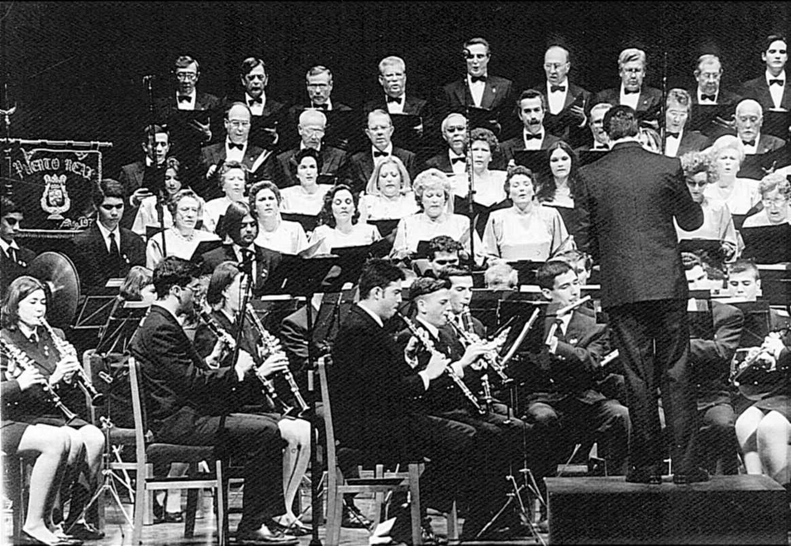 La Masa Coral Puertorrealeña y la banda de Pedro Álvarez, en el 50 aniversario de la reapertura de la Prioral, en 1996.