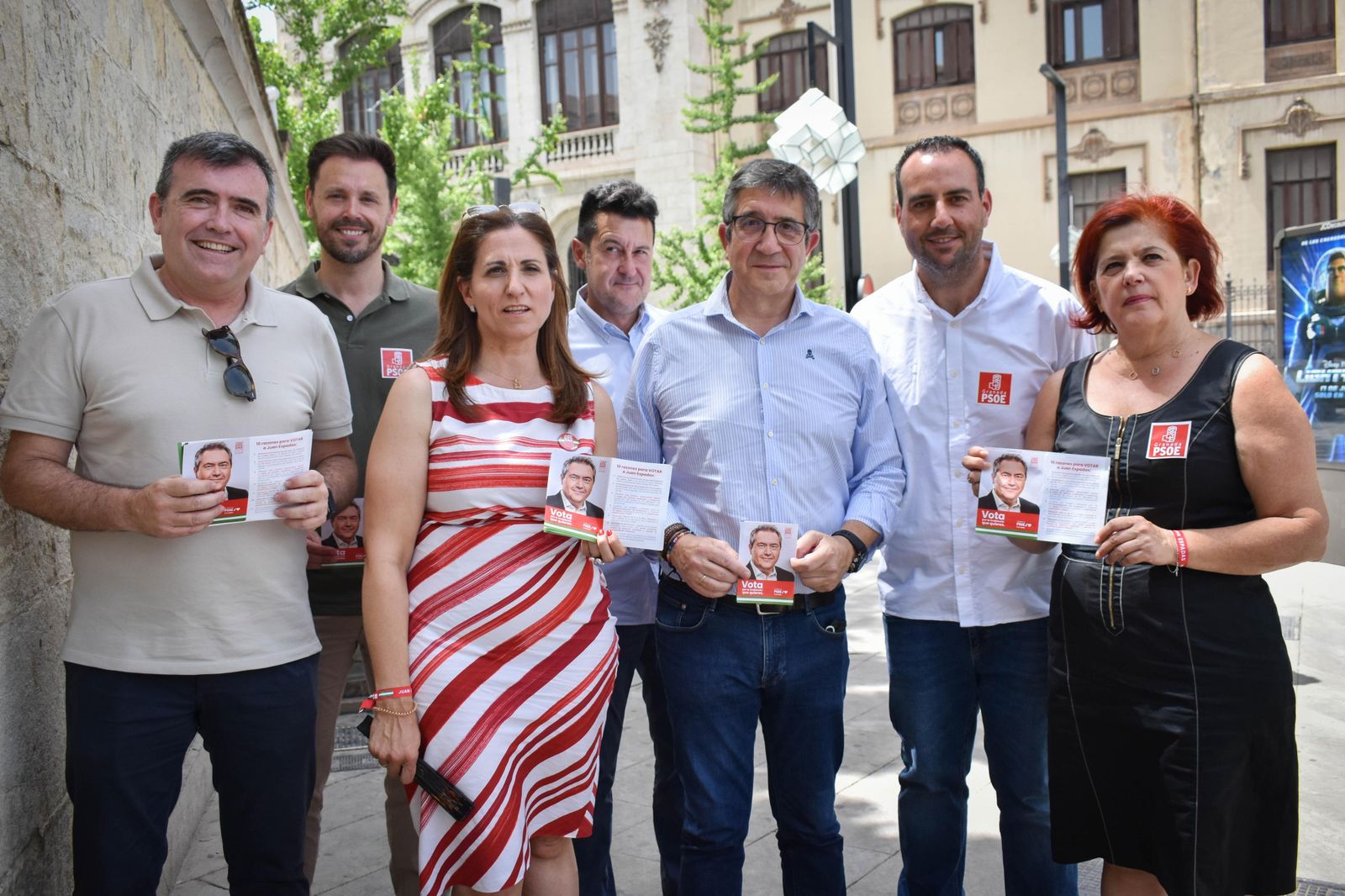 Patxi López, acompañado de varios candidatos del PSOE de Granada, este jueves.