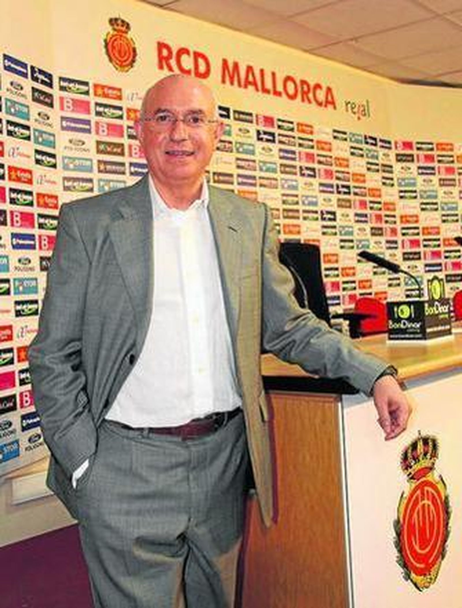 Lorenzo Serra Ferrer posa en la sala de prensa de Son Moix.