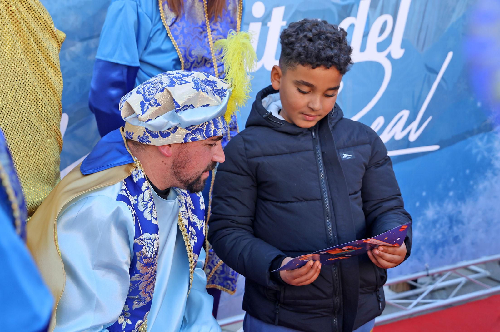 Imágenes del paje Real de SSMM los Reyes Magos recogiendo las cartas de los niños y niñas de Huelva en la plaza Houston