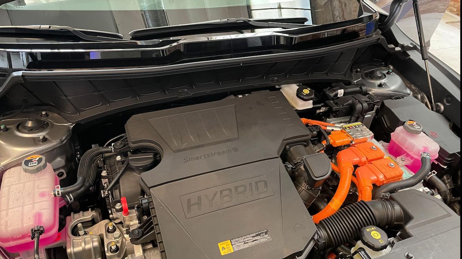 El full-hybrid es el sistema de propulsión de menor potencia en el Kia Niro: 141 CV. El híbrido enchufable llega a 183 CV y el eléctrico a 204.