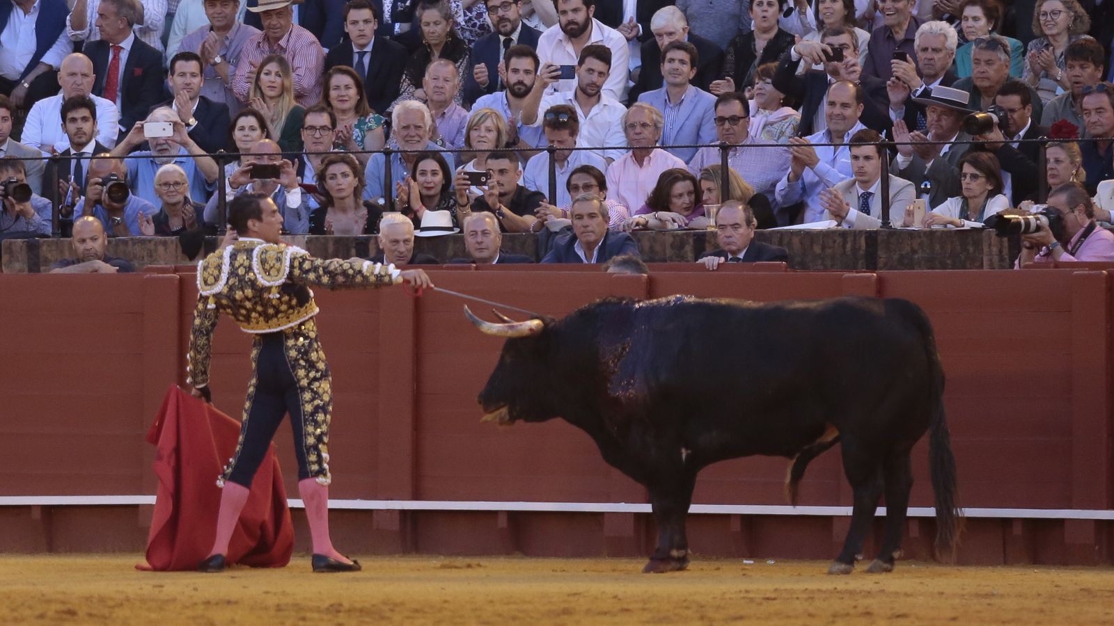 Las imágenes de la corrida del lunes de Feria