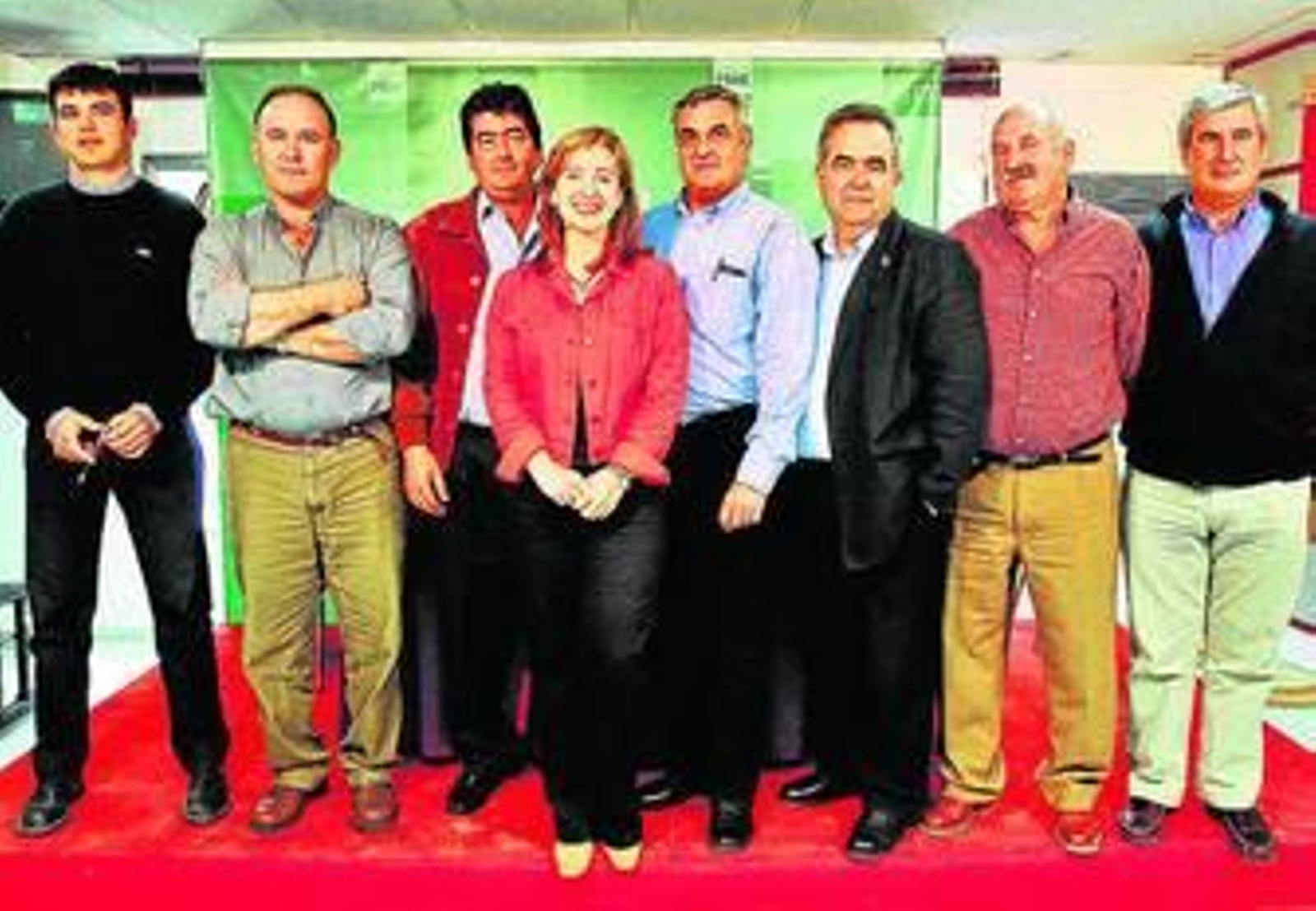 Becerra y Valenzuela, primero y tercero por la izquierda, en una presentación de listas junto a Pilar Sánchez.