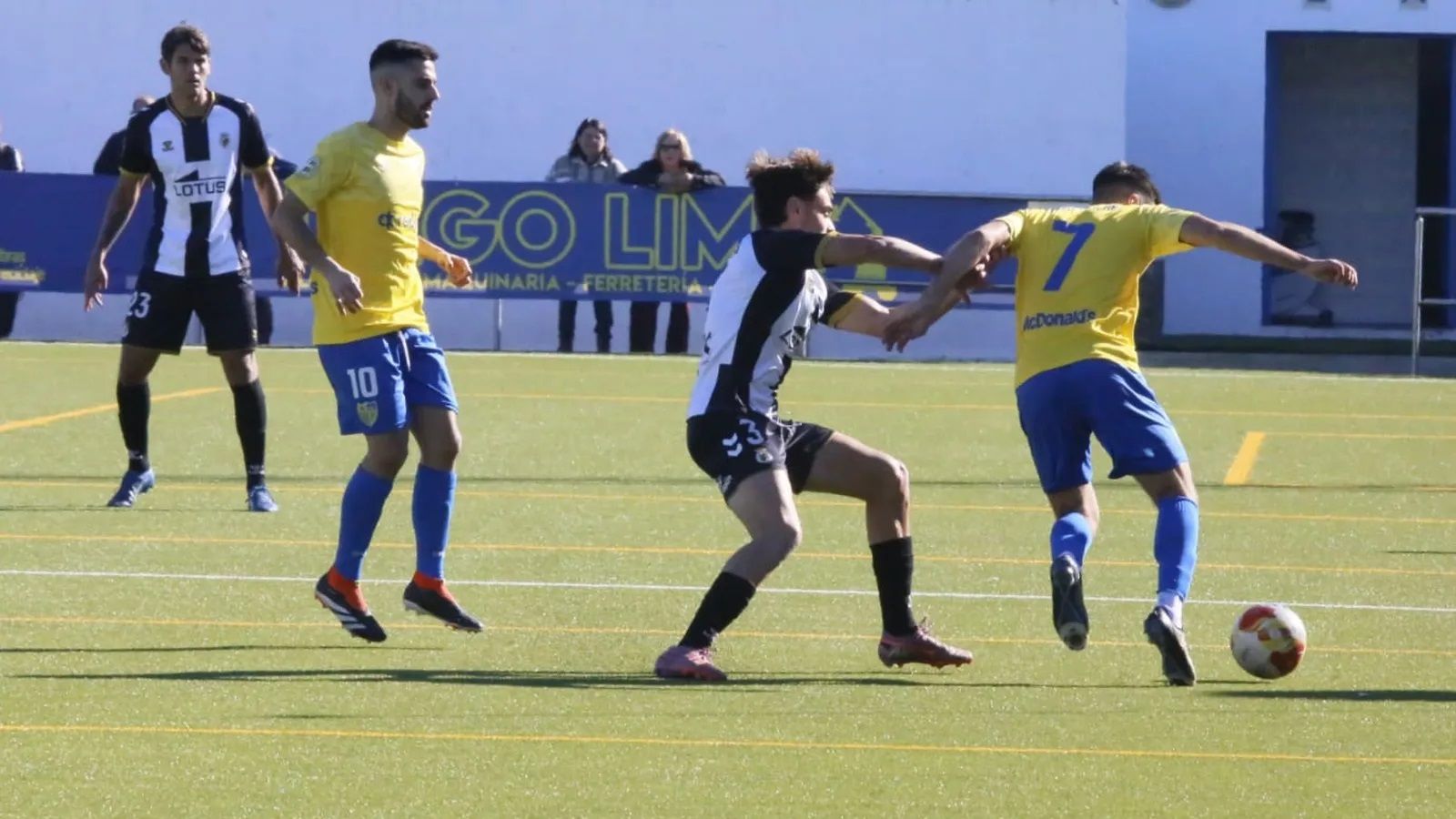 Pedro Morillo intenta cortar la penetración de Mario Sánchez durante el partido disputado en Conil.