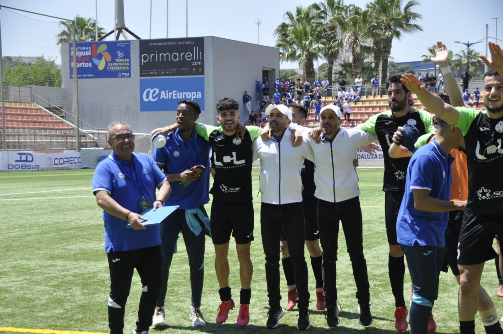 Dimas Carrasco junto a David Carrasco y sus jugadores celebran una victoria.
