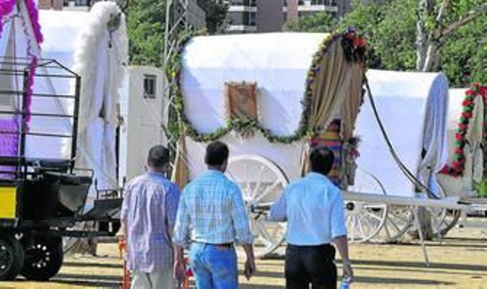 El campo de la Feria acoge estos días los preparativos de las carretas y carriolas de Triana y Sevilla.