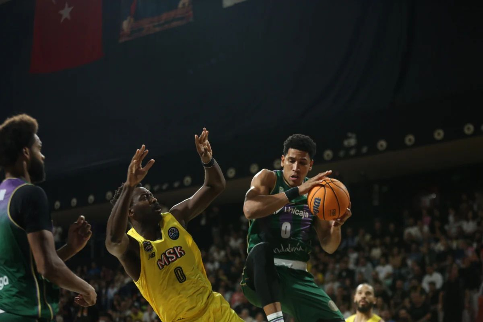 Tyson Pérez coge un rebote.