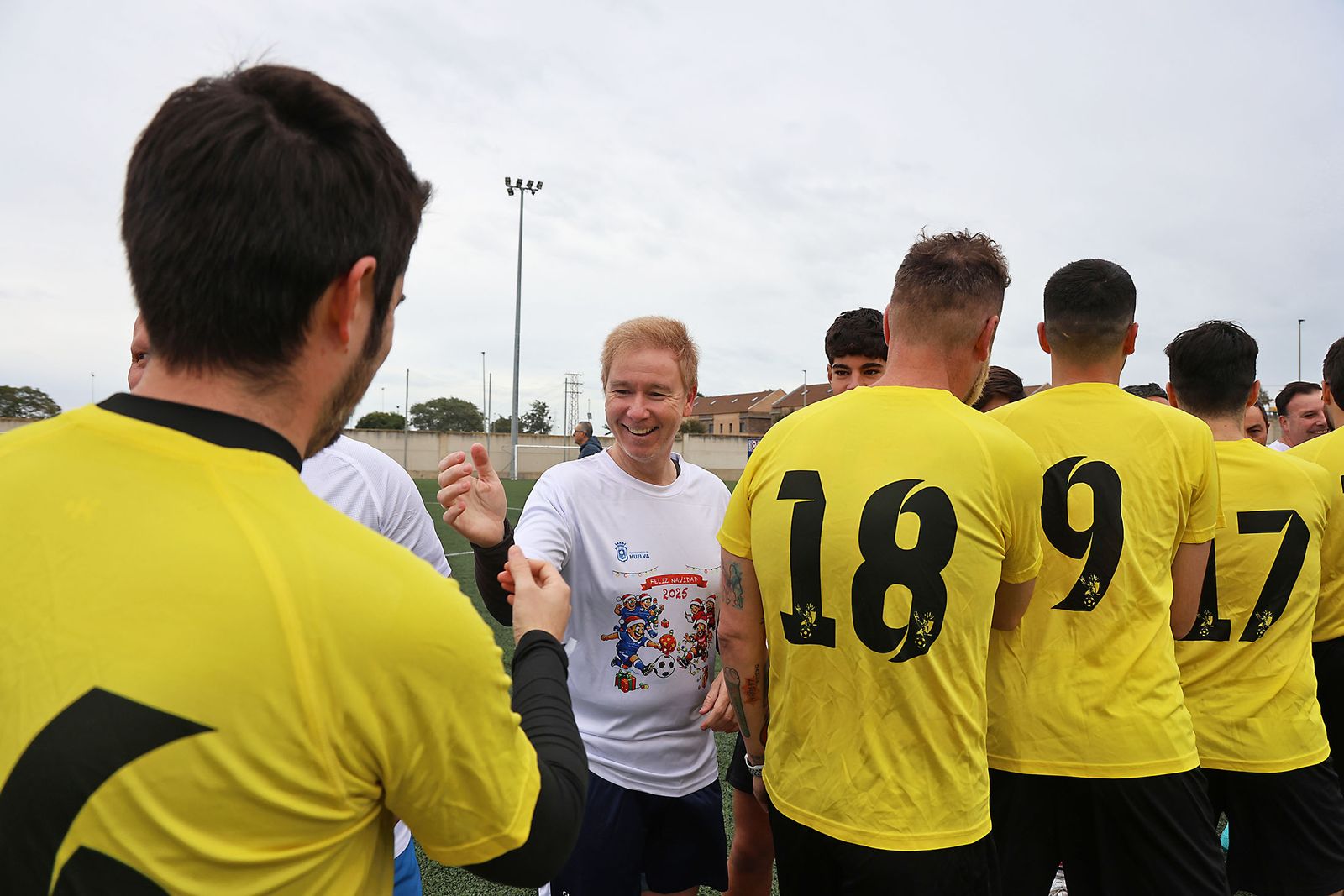 Periodistas y políticos disputan su tradicional partido navideño de fútbol