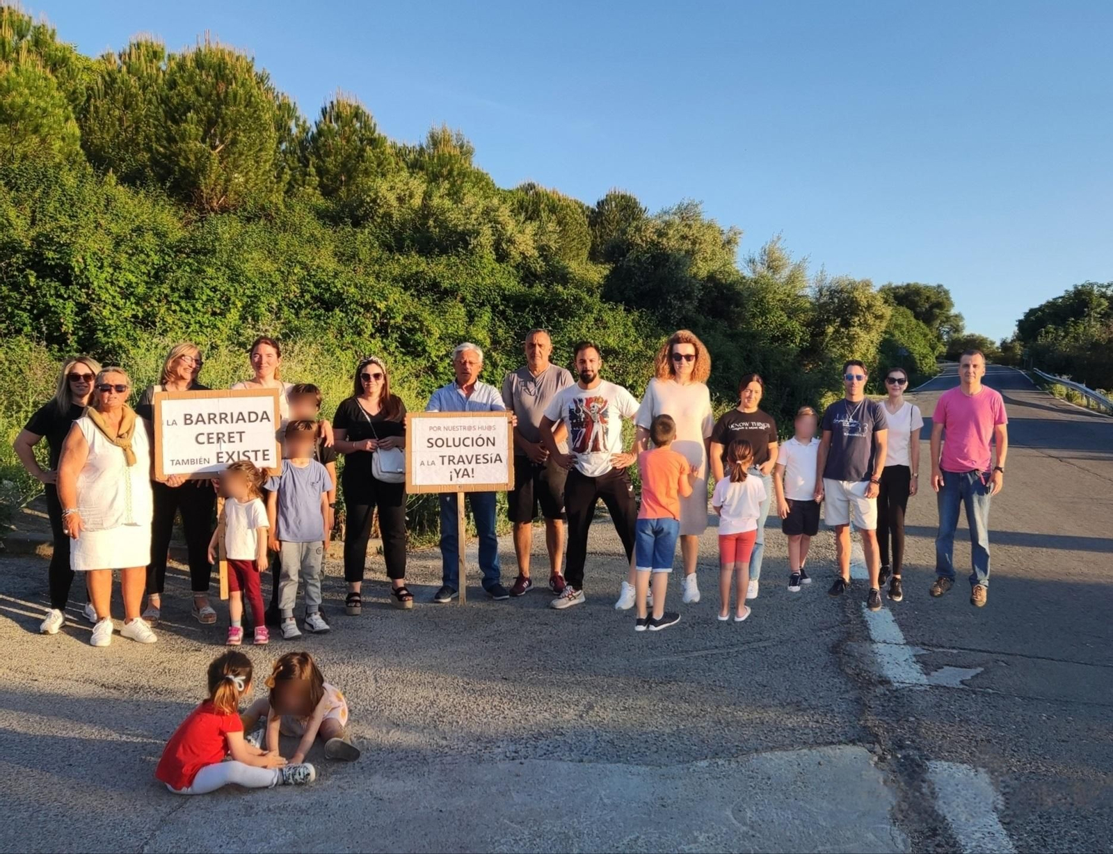 Los vecinos, en una parte de la travesía, con varios carteles reivindicativos.