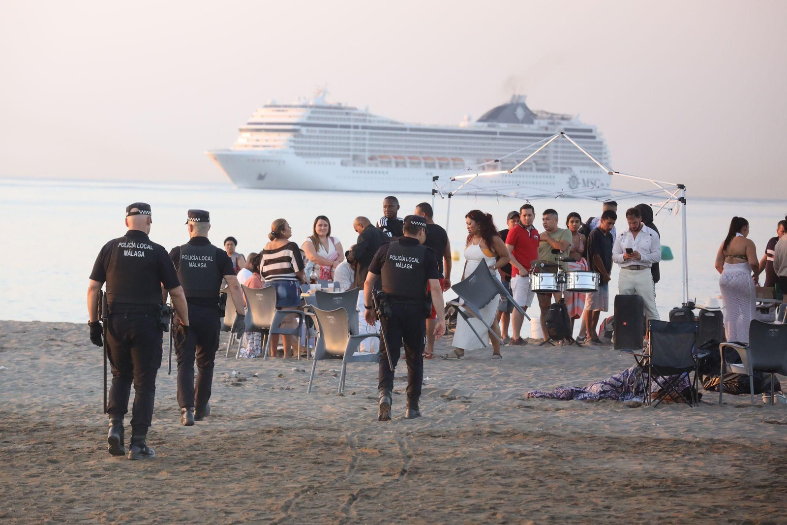 La 'resaca' de la Noche de San Juan en la playa de Huelin en Málaga La 'resaca' de la Noche de San Juan en la playa de Huelin en Málaga