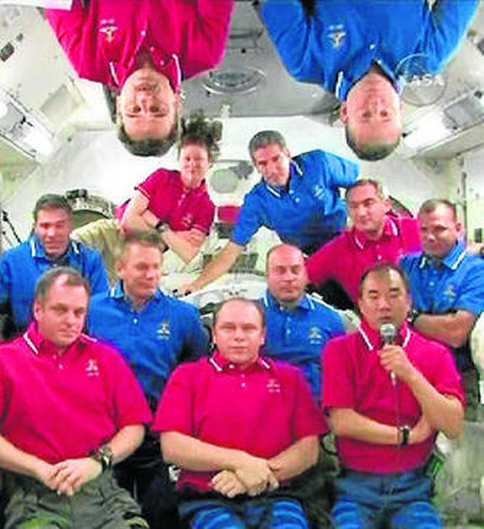 Un momento del acto de despedida entre los tripulantes de la EEI y los del 'Atlantis'.