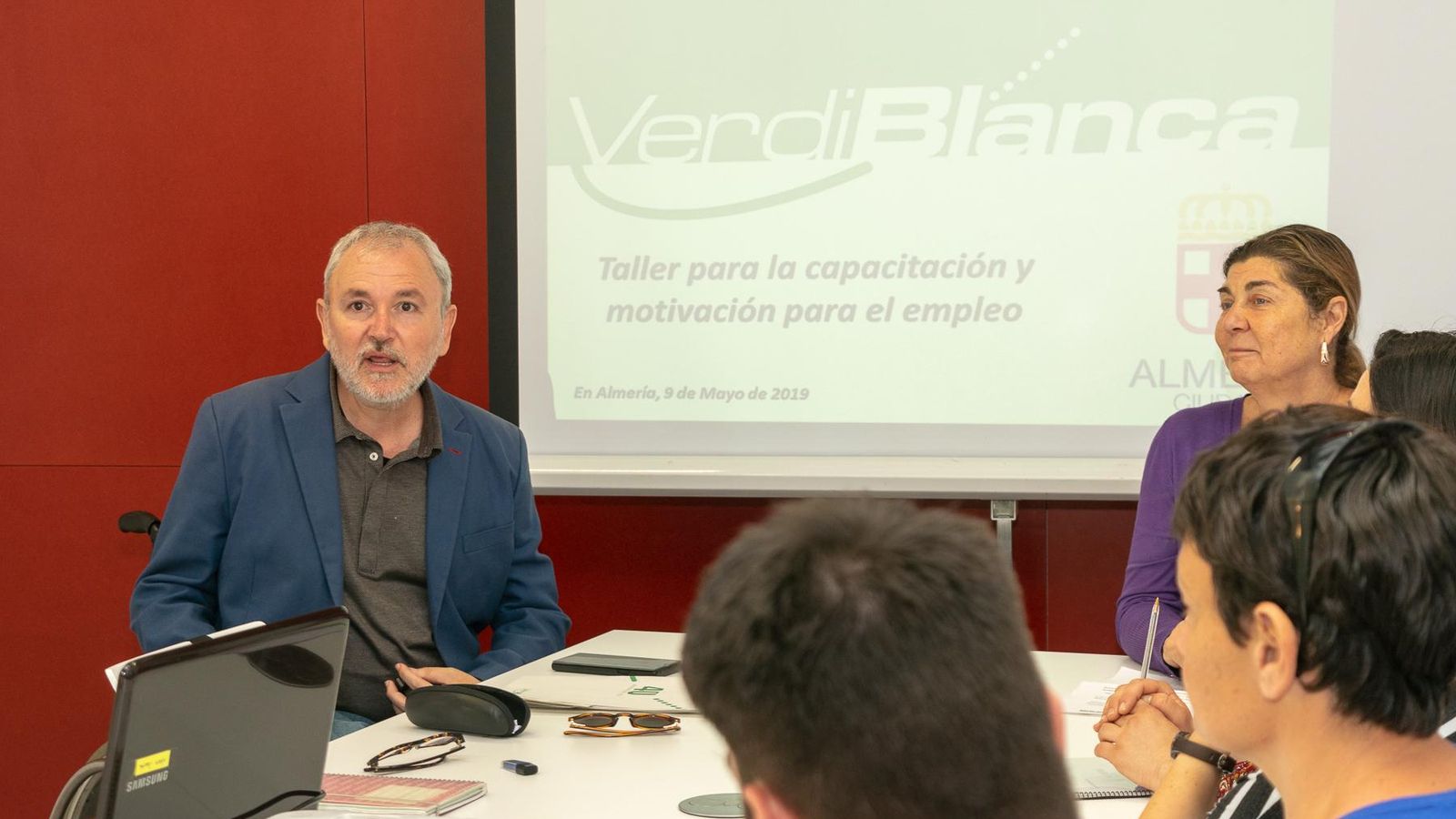 Antonio Sánchez de Amo, presidente de Verdiblanca, y Rafaela Abad, concejala de Igualdad, en la clase inaugural