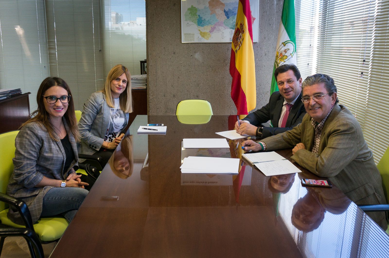 Reunión de representantes de Párkinson Bahía de Cádiz con Manuel Herrera (d.) y Fernando Forja.