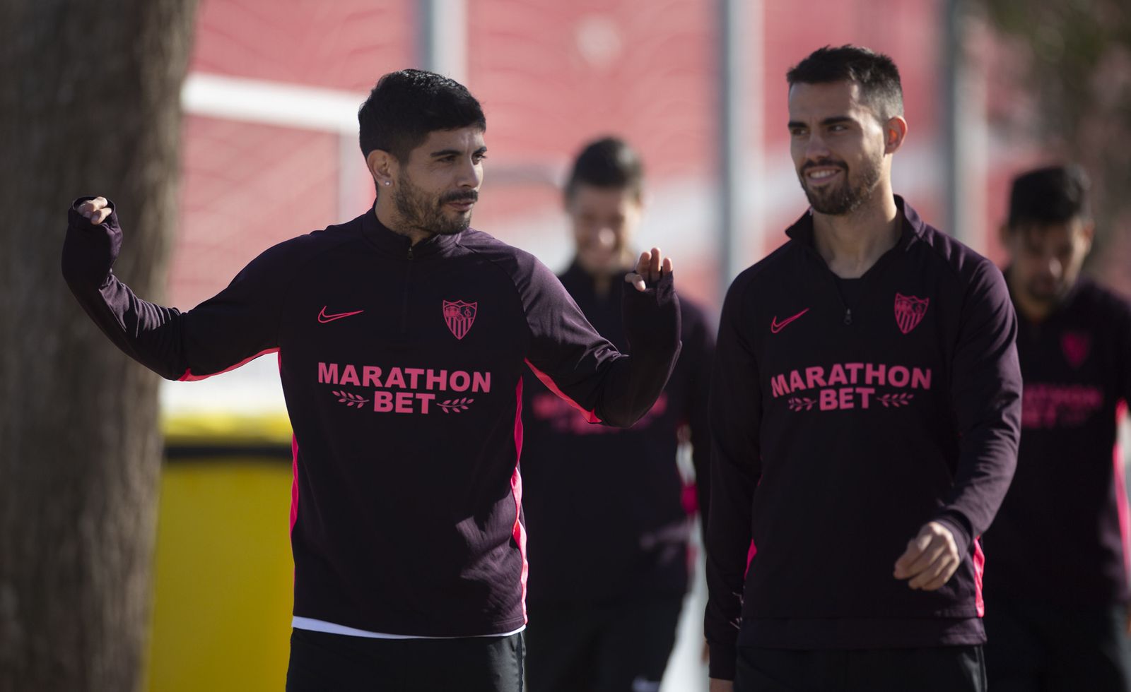 Banega charla con Suso camino del entrenamiento.