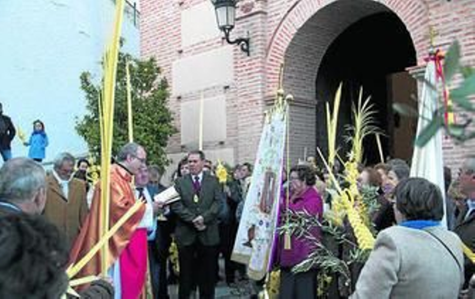 Jesús mira a Sierra Nevada en el día de las palmas