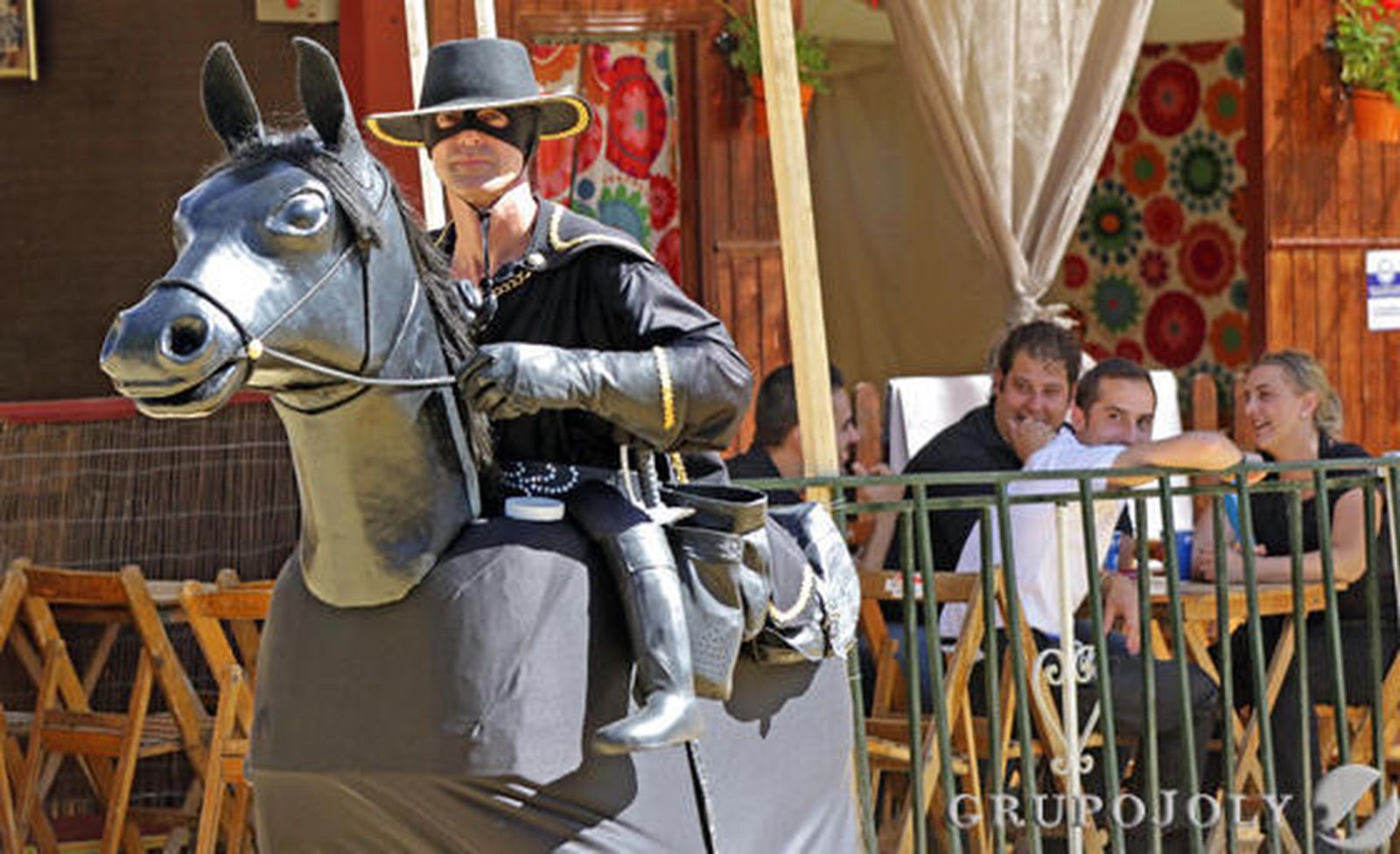Una de las anécdotas de la jornada de ayer la protagonizo un individuo que, ataviado con el disfraz del zorro y haciendo las veces de caballista, se paseó por todo el Real

Foto: Miguel Angel Gonzalez