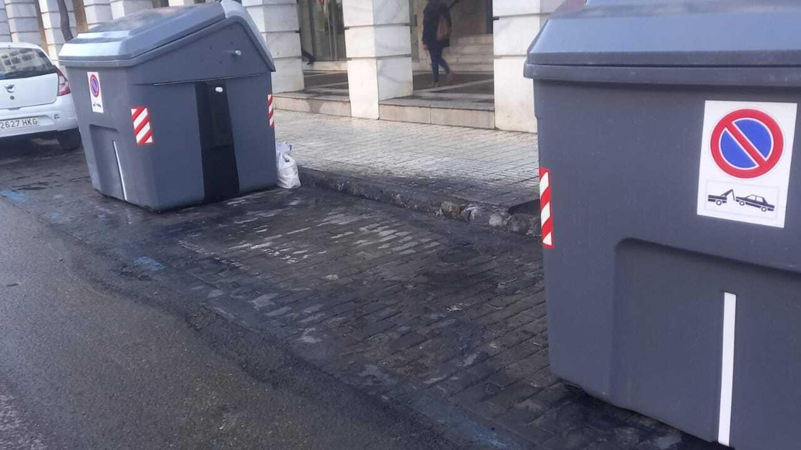 Imagen de la zona donde han ardido los contenedores.