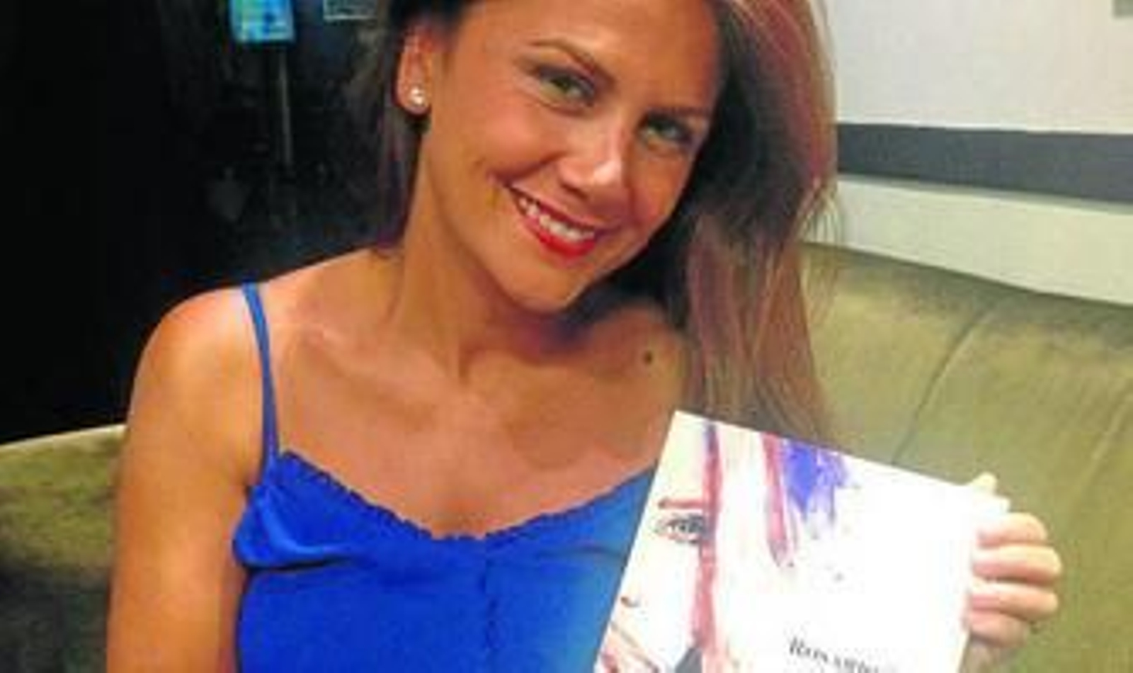 Rosario Tey, con un ejemplar de su novela.