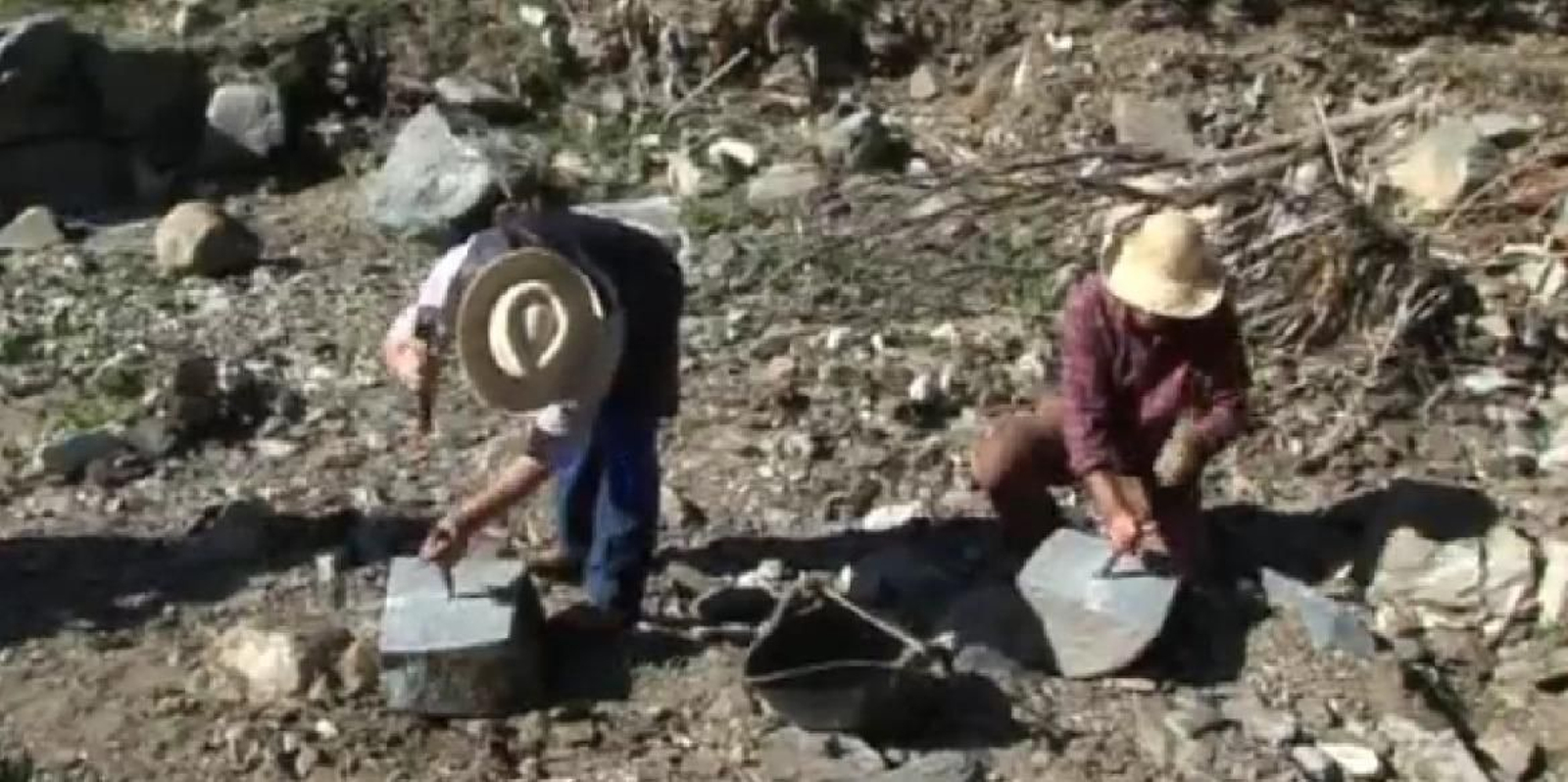 Dos picapedreros trabajando en una cantera de El Valdés