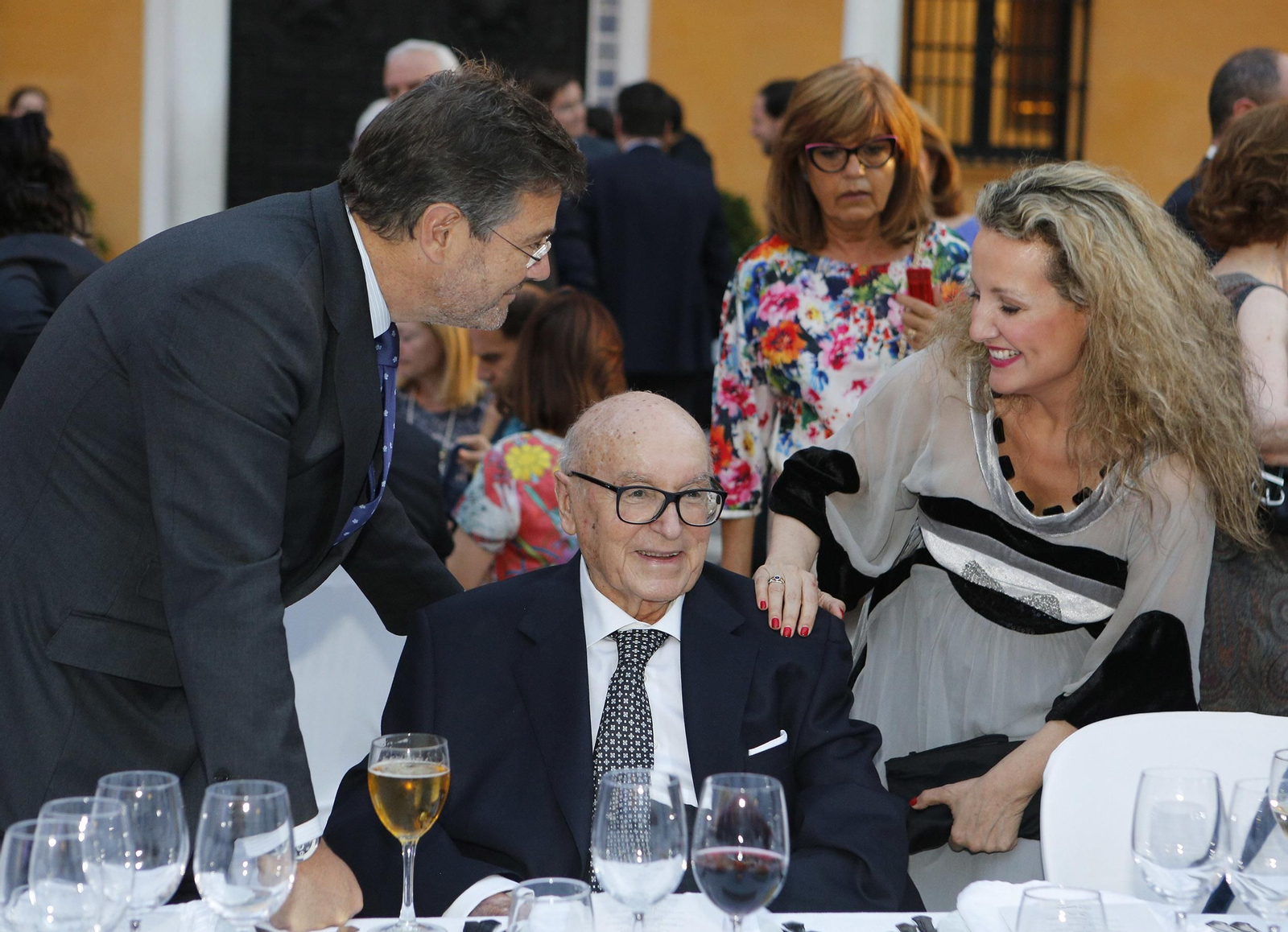 Rafael Catalá y Marita Rufino, con Manuel Clavero.