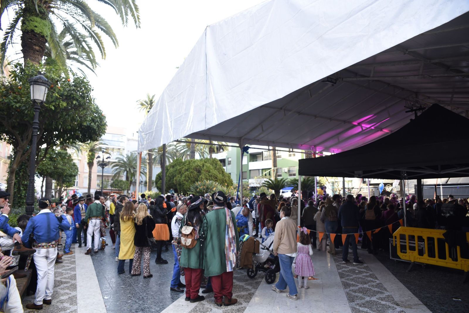 Búscate en las fotos de la fiesta en la calle del sábado en el Carnaval de la Concha Fina de La Línea