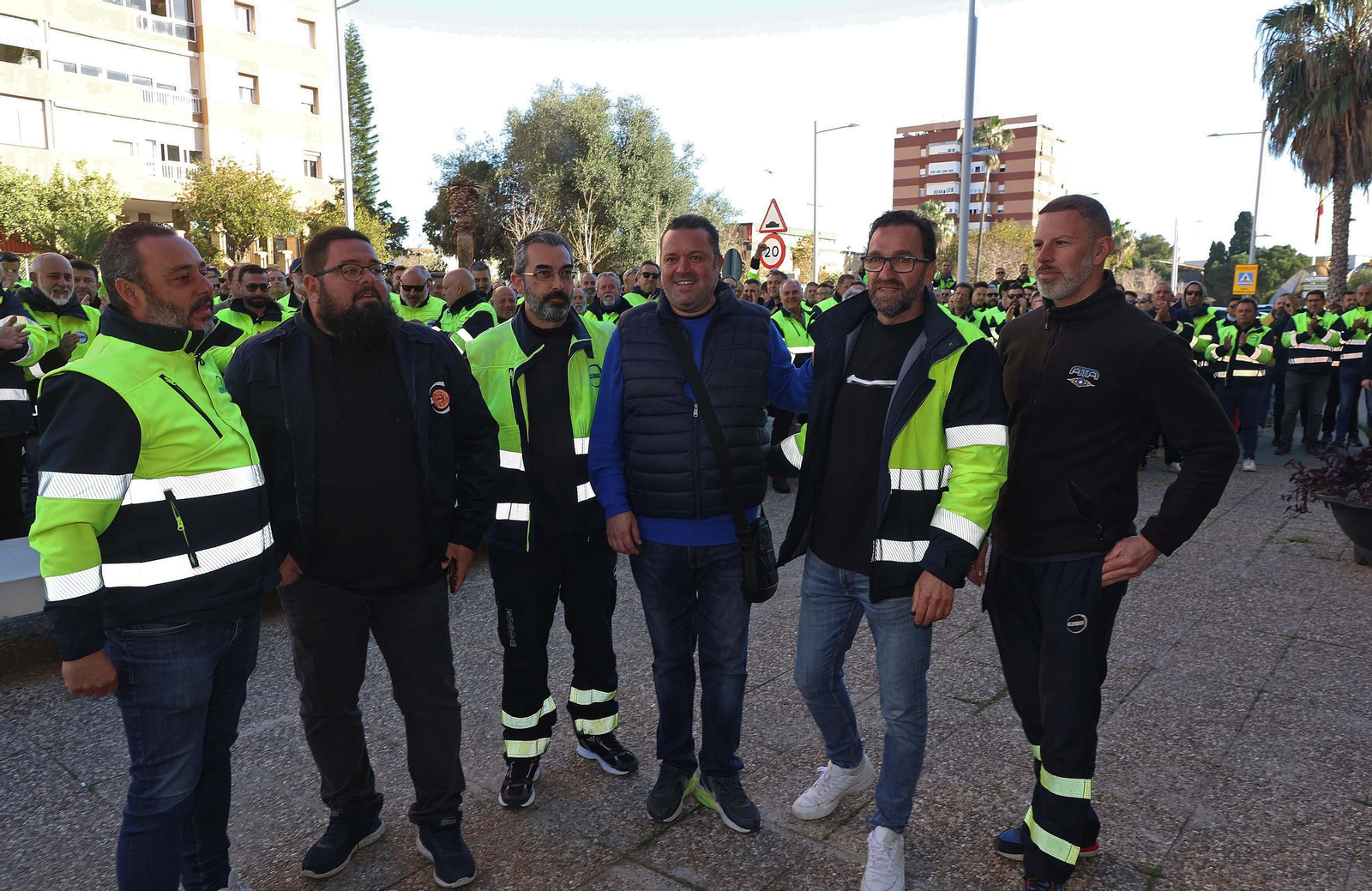 Imágenes de la entrada a los juzgados de los delegados sindicales de Acerinox en Algeciras