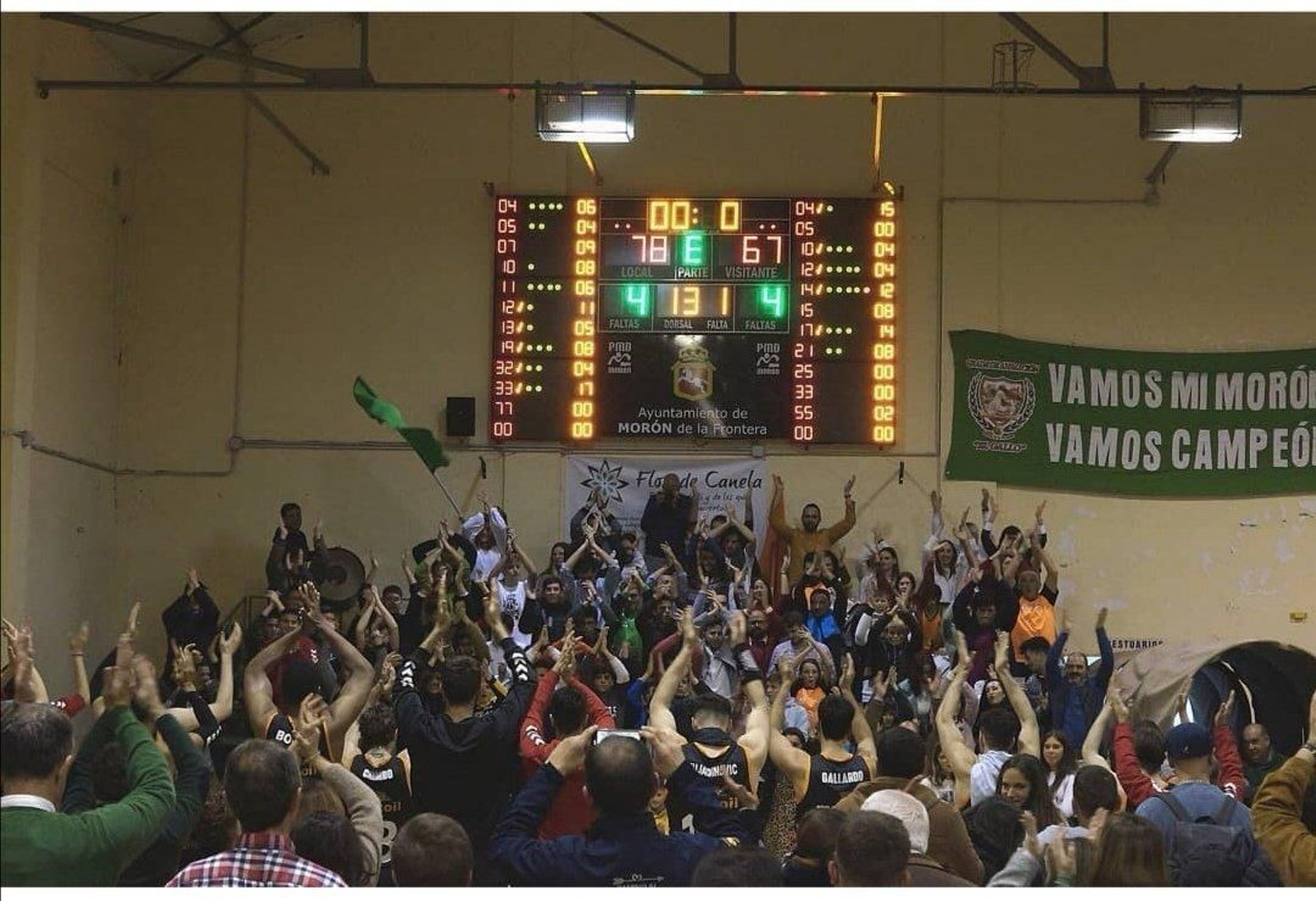 La afición del Morón , con el equipo