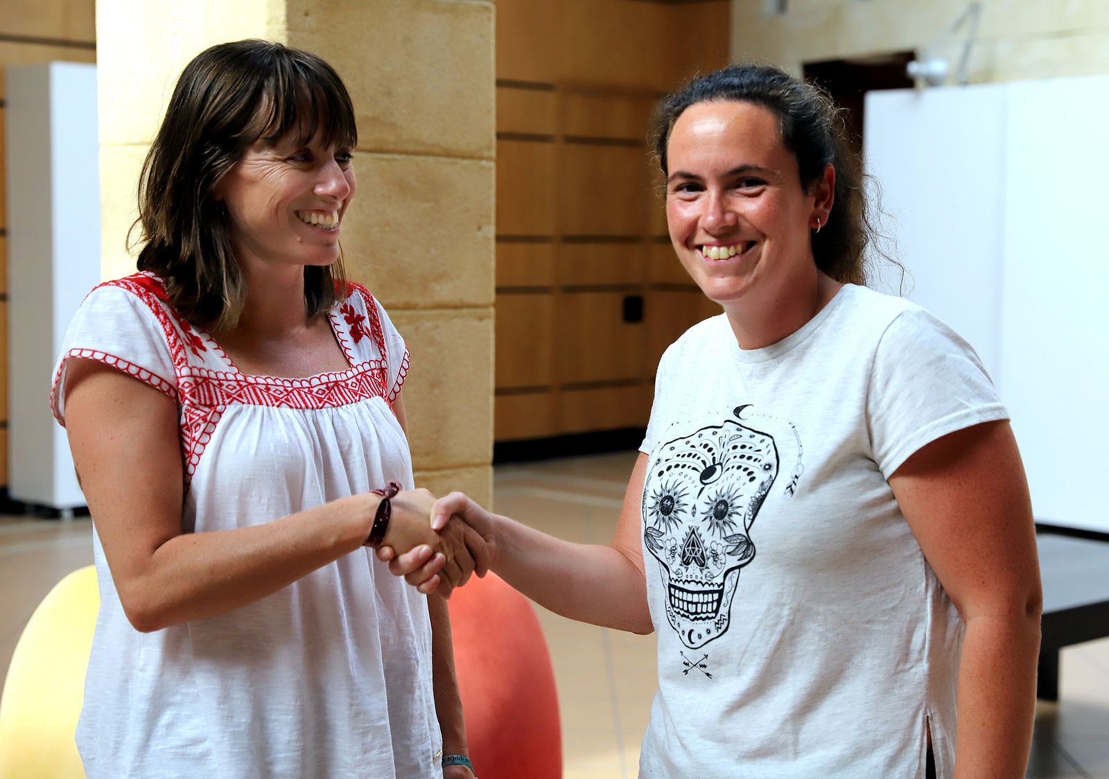 Laura Álvarez y Patricia Rodríguez, presidenta del Club Voleibol Jerez.