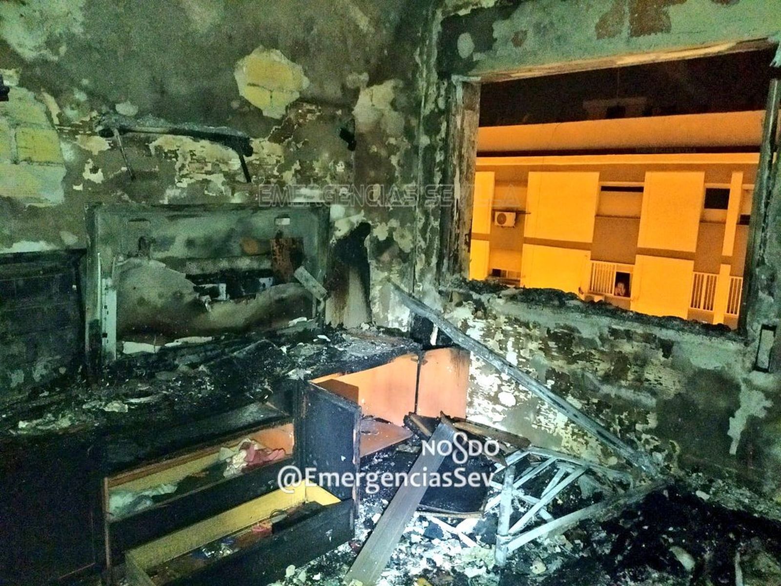 Estado en el que ha quedado el salón del piso donde se originó el incendio.